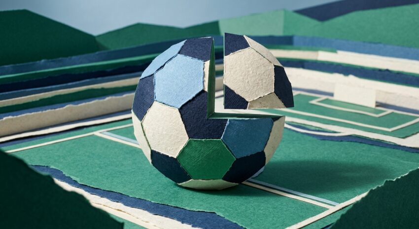 Catatan analisis data pertandingan sepak bola di atas meja kayu
